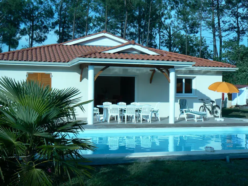 Vacker rymlig villa med egen pool i fantastiskt läge nära sjön och havet - Image 1