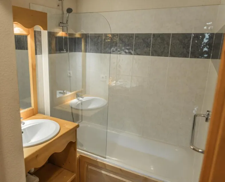 50m from ski slopes, floor -4, view ski slopes, swimming pool, sauna, terrace, tv, ski locker, 36m² - Image 1