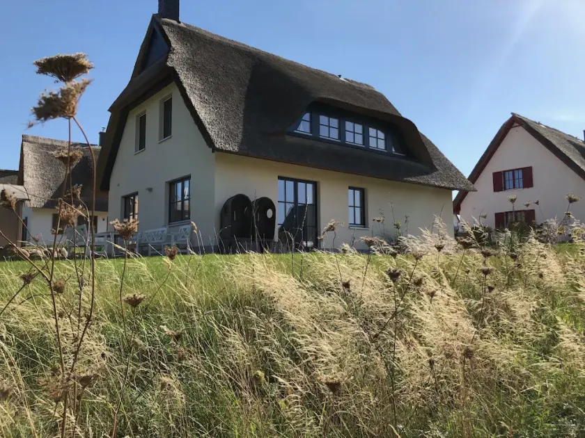 Thatched-roof house Coastline with sauna & fireplace - the perfect break from everyday life! - Image 1