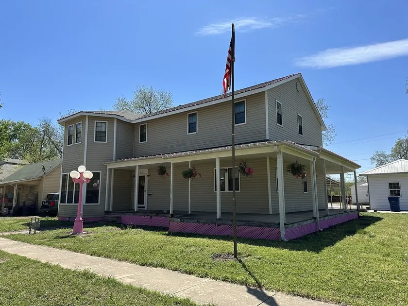 Entire 2-Story Home Near Pioneer Woman Mercantile - Image 1