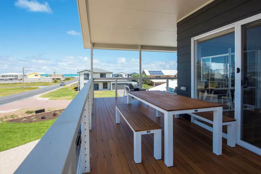 Onshore Retreat, Middleton (sleeps 12) - Image 1