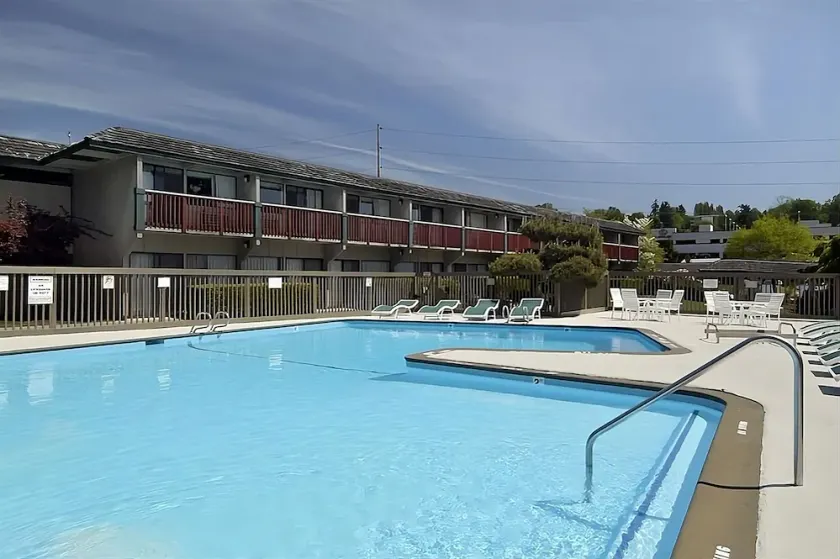 Affordable Getaway at Red Lion Hotel Bellevue! Pet-Friendly, Outdoor Pool - Image 1