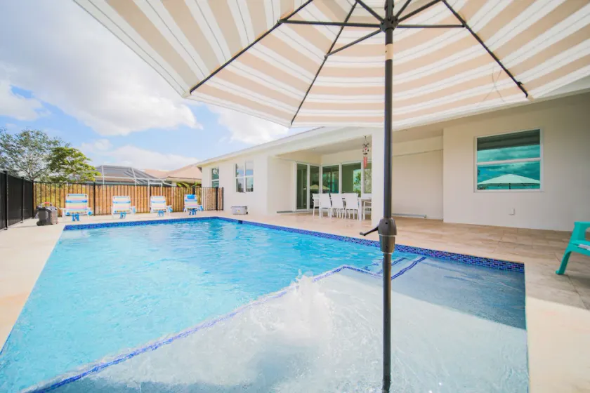 Luxury Living at Cape Coral-Heated Pool 3 Bedroom-3 Bathroom-Fresh Water Canal. - Image 1