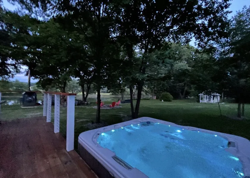 Tranquil River cottage w/hot tub, firepit , mins to a 18-holes golfing & fishing - Image 1