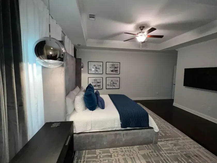 LUX House! HOT TUB! 4 min to campus. Golf lot - Image 1