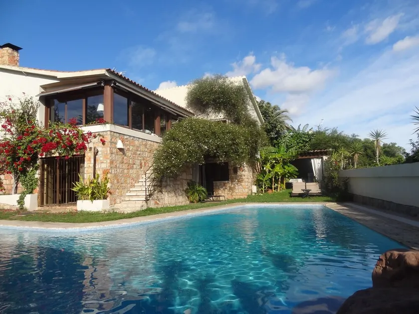 Villa med pool och privat trädgård och grill. Elegant atmosfär - Image 1