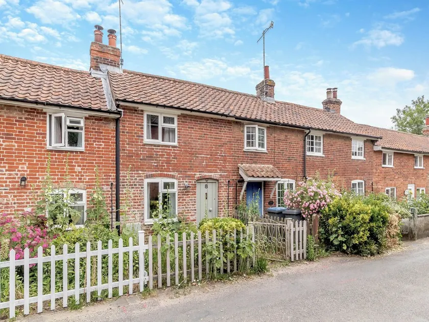 Heartwarming Cottage - Image 1
