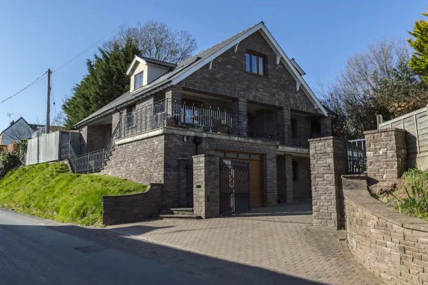 Spacious 5 bed property with hot tub/sauna situated in picturesque Grosmont - Image 1