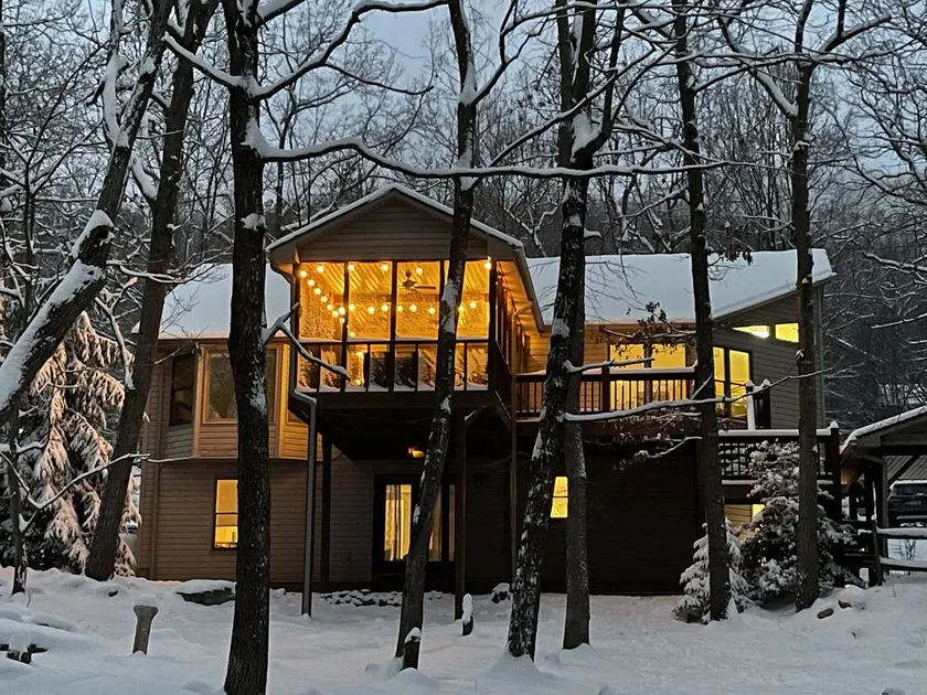 Game Room~Grill~Screen Porch~Fireplace~Top of Mountain~Walk to Most Amenities - Image 1