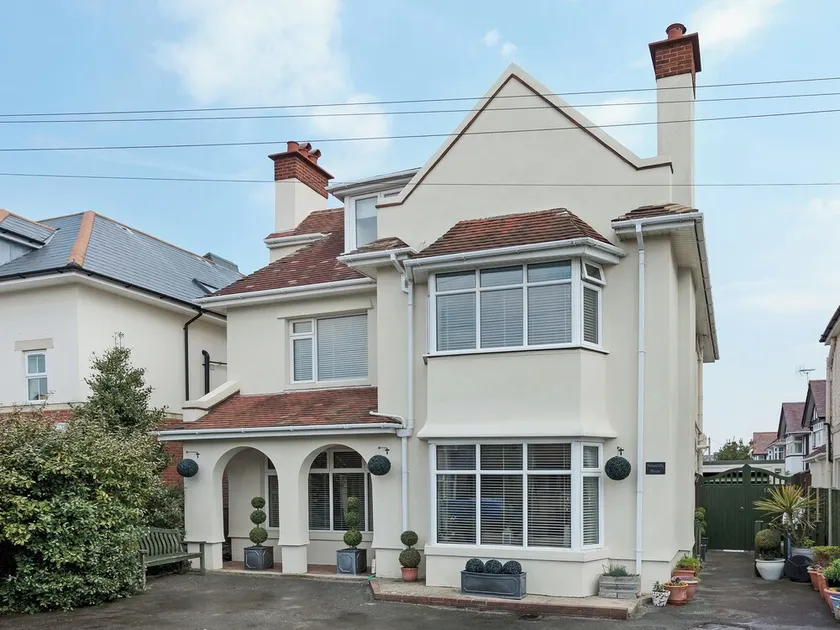 6 bedroom accommodation in Bournemouth - Image 1