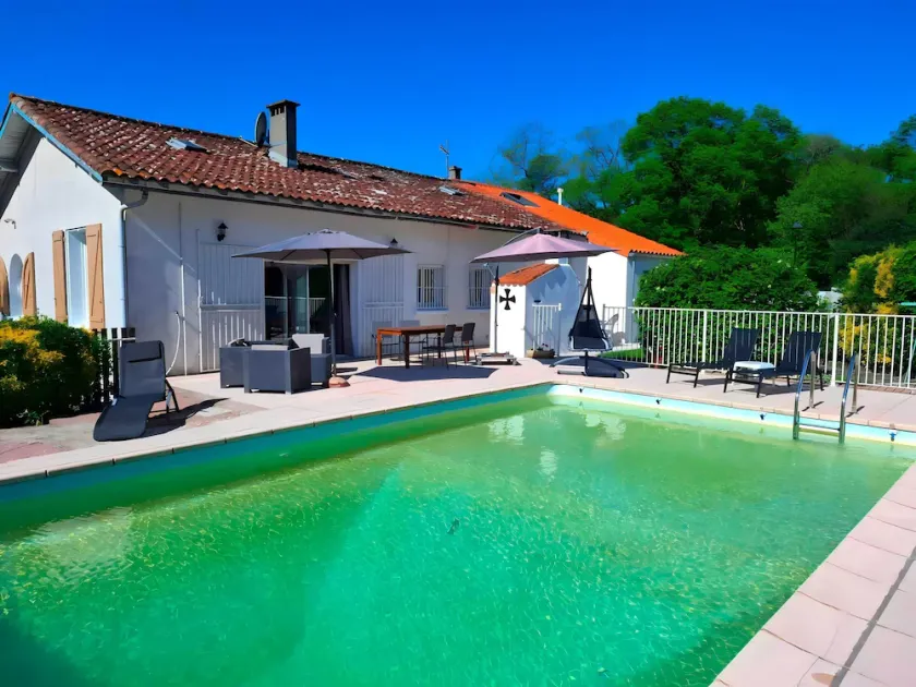 Villa in St Denis with Pool & Pyrenees View - Image 1
