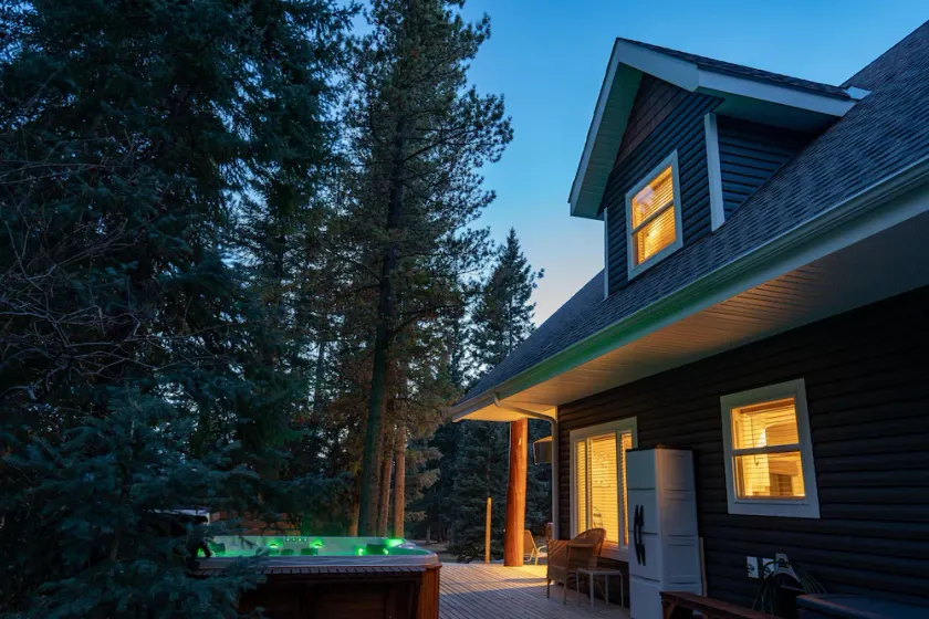 Cozy Cabin in the Rocky Mountains of Nordegg, Alberta - Image 1