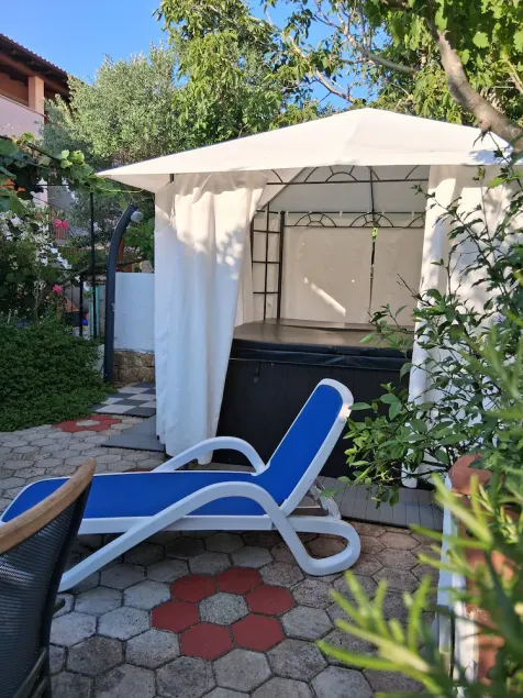 Lägenhet på hela våningen med jacuzzi i trädgården för avkoppling och njutning - Image 1