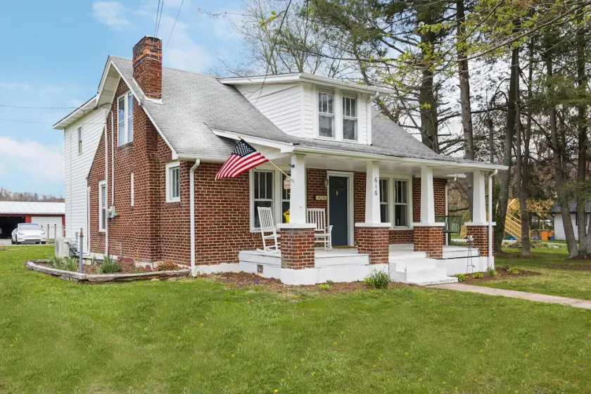 Charming 4 bedroom farmhouse with large backyard for entertaining - Image 1