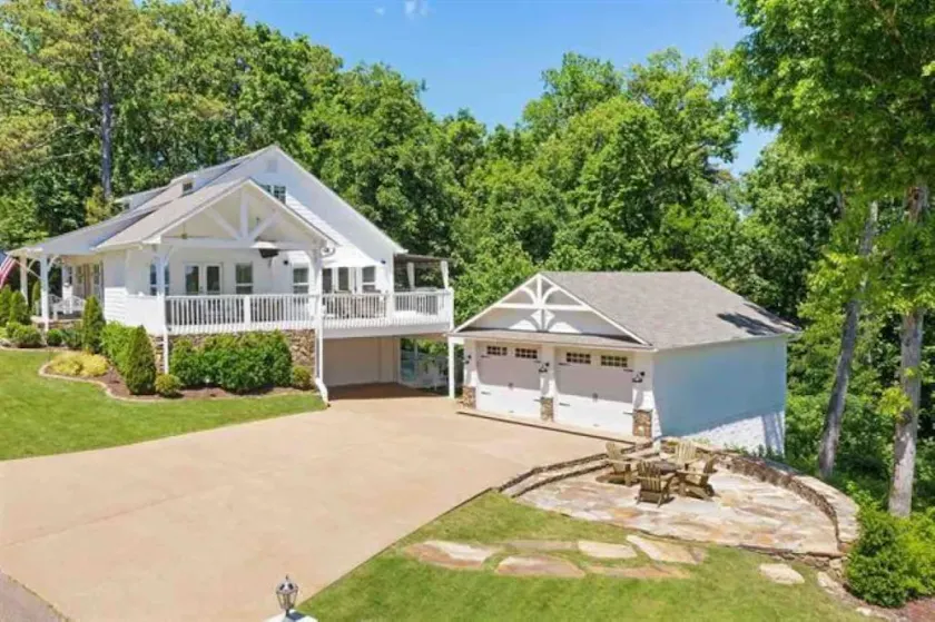 Perfect location, luxury home with breathtaking lake view! - Image 1