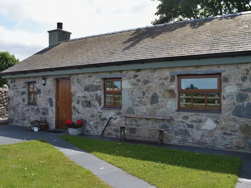1 bedroom accommodation in Y Felinheli, near Bangor - Image 1
