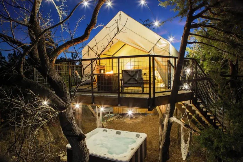 Treehouse Glamping at Pecan Haven W Hot Tub - Image 1