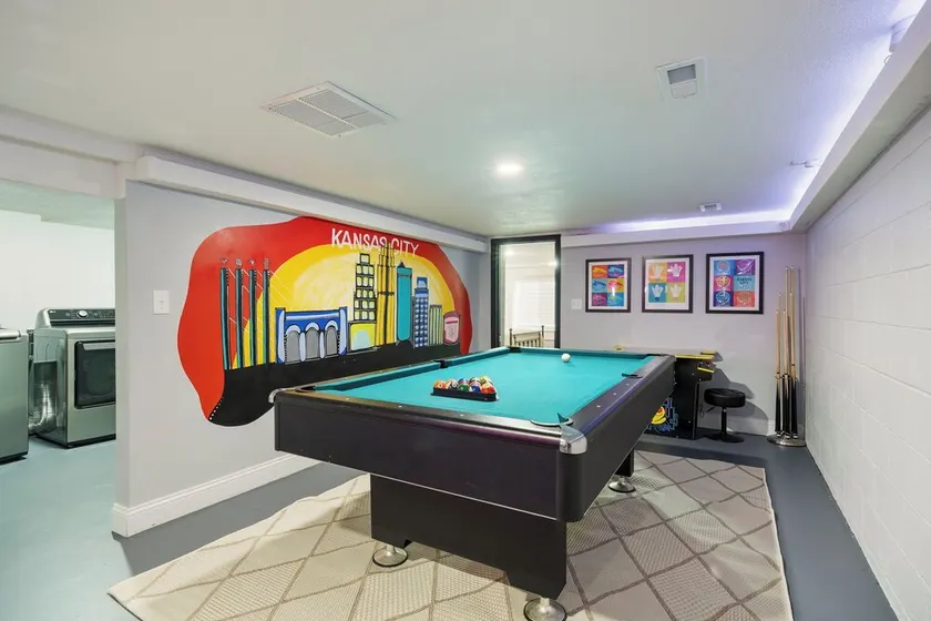 DTWN KCK - 6 beds with Pool Table & Arcade Games - 7 min to PNL! - Image 1