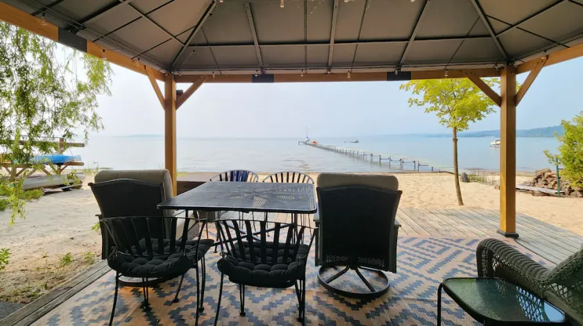 Liebe North Shore Cherry Cove Beachfront auf West Grand Traverse Bay in Leelanau! - Image 1