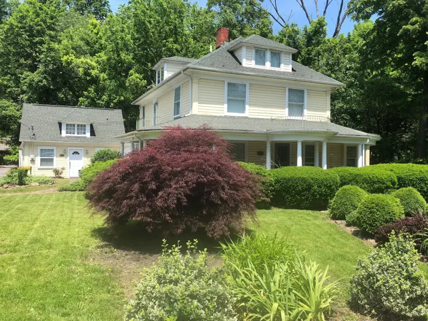 Wunderschönes viktorianisches Gebäude aus dem Jahr 1912, „The Brookside Manor“ in Berkeley Springs, WV - Image 1