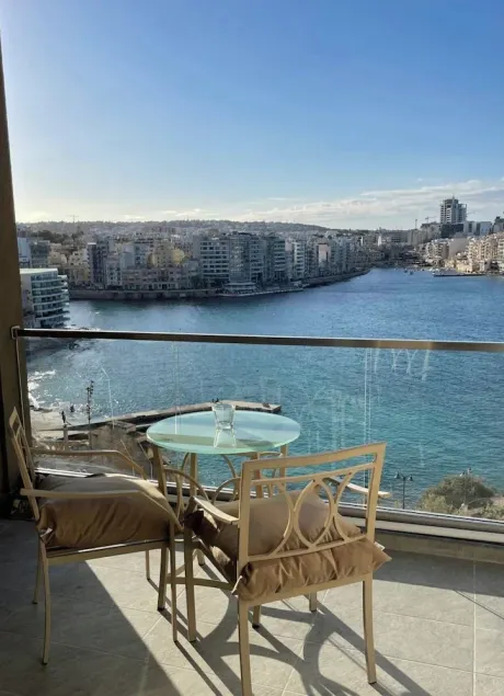 NEW Luxurious Seafront Apt. with Breathtaking View - Image 1