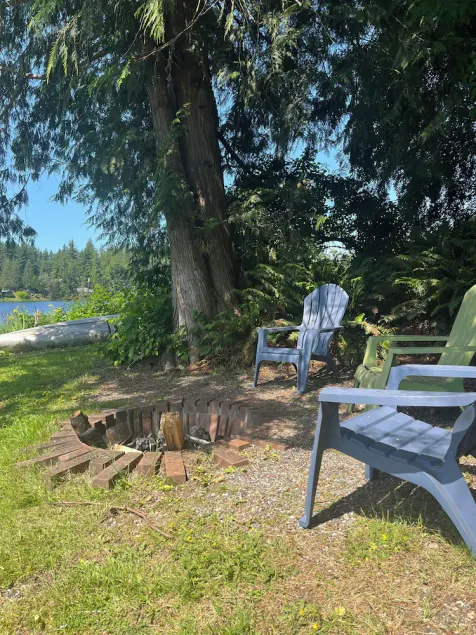 Haus am Wasser an einem ruhigen See - Image 1