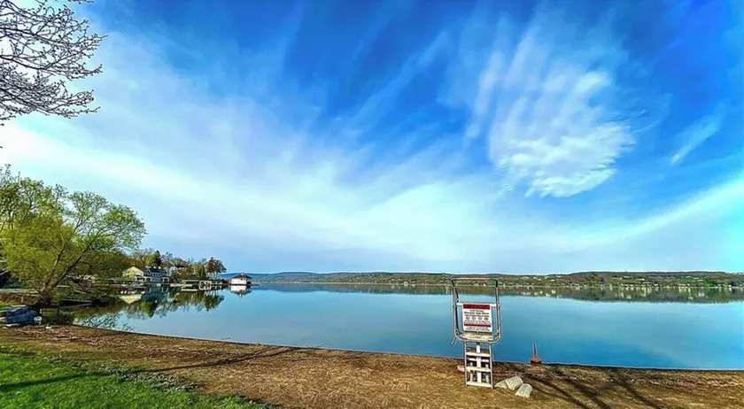 Lakeview retreat with beach access. Stylish home just steps from Deep Run Beach. - Image 1