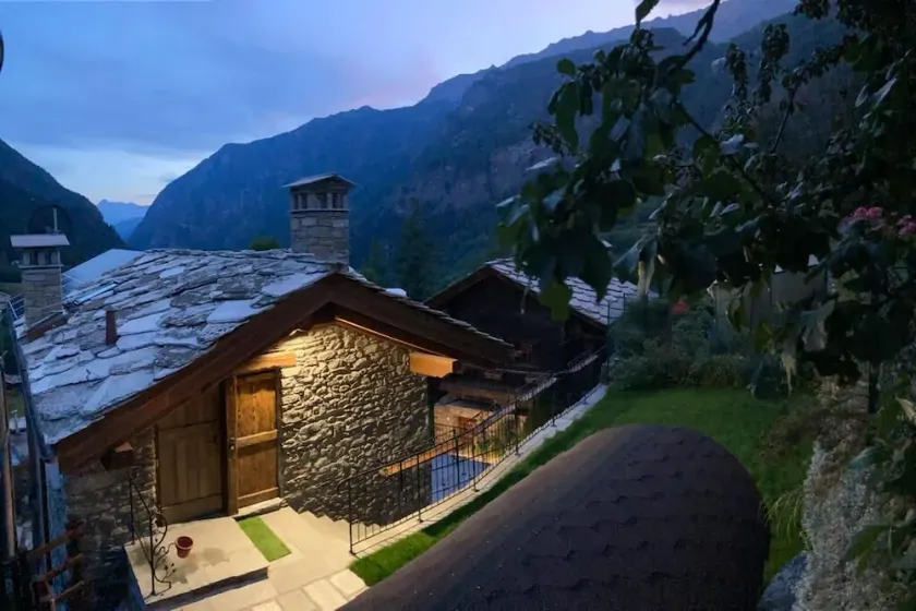 Cozy open-plan studio apartment with a view of the valley - Image 1