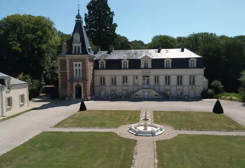 Family chateau in the heart of an estate - Image 1
