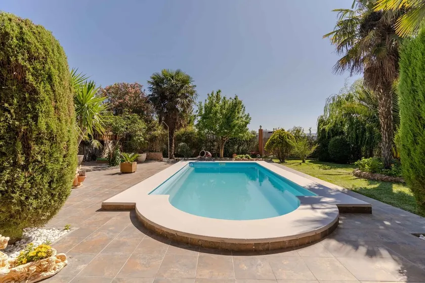 Rural house with pool, garden and BBQ - Image 1