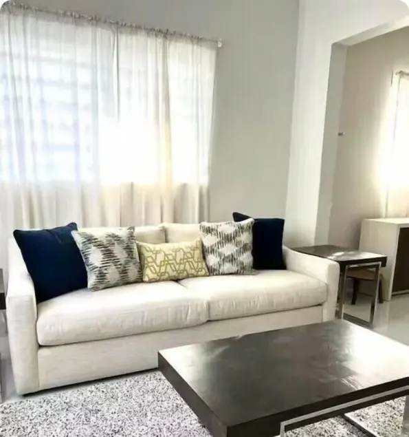 Breathtaking 3-Br Beachside Apt - Image 1