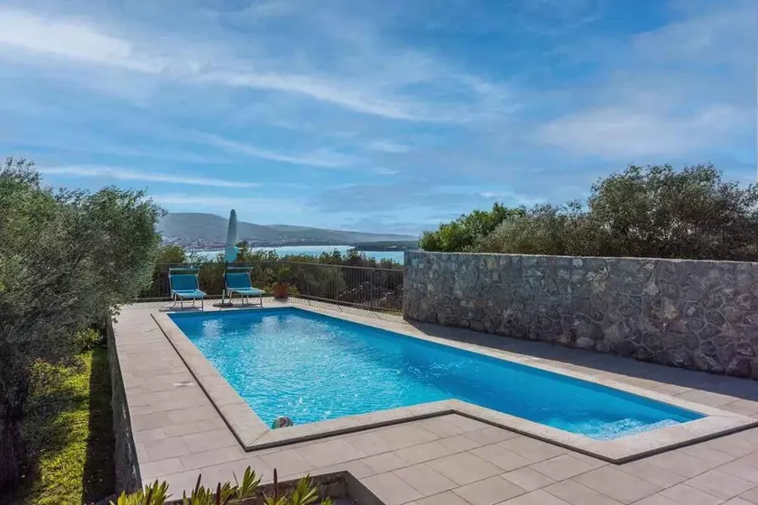 Villa avec piscine entourée de nature méditerranéenne - Image 1