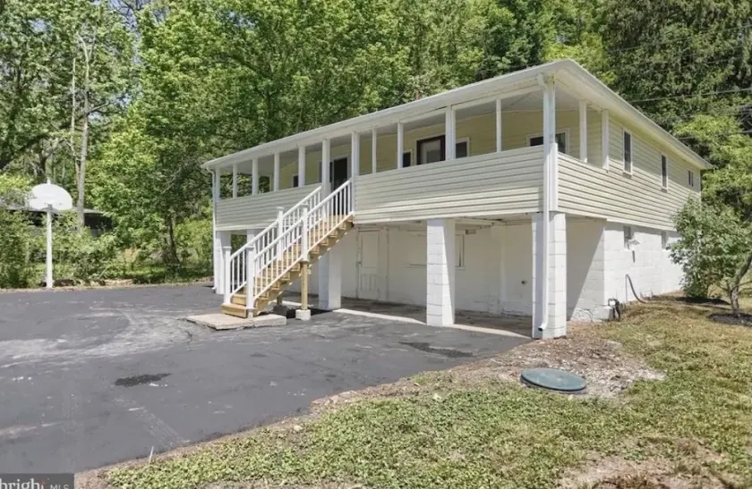 Creek side cottage with awesome porch and fire pit - Image 1