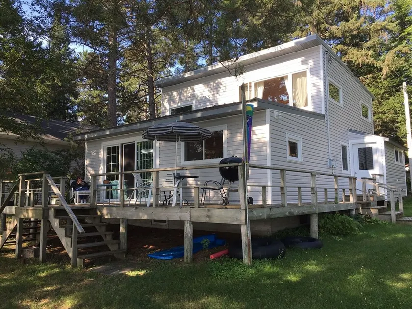 Rummelig, 3 værelses hytte på Long Lake, få skridt fra vandet - Image 1