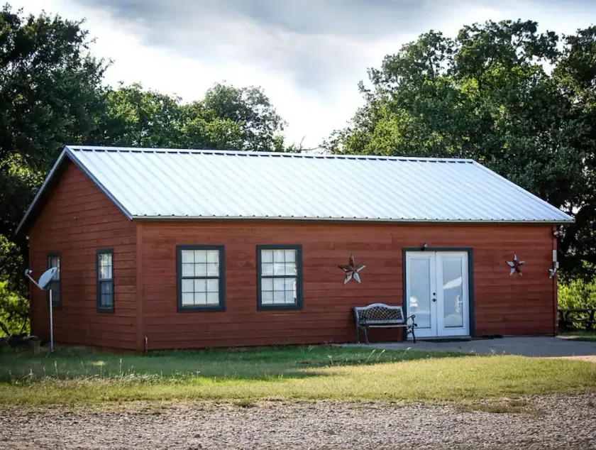 Quaint Cabin Experience in Jacksboro - Image 1