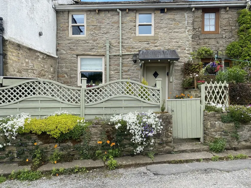 4 Vista del castillo, BARNOLDSWICK - Image 1