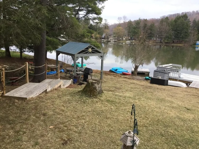 Quiet Lakefront Retreat nestled in the woods. - Image 1