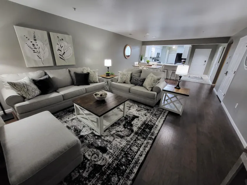 WOW!  Walk in with indoor pool and hot tub in the heart of Branson! - Image 1