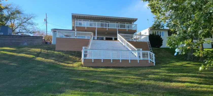 Large waterfront home w/ boat rental available, great for family vacation. - Image 1