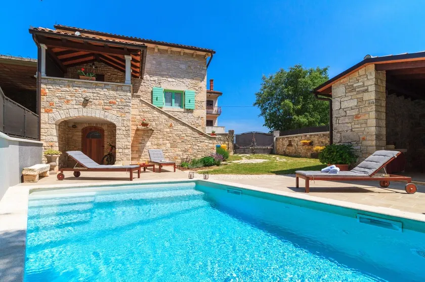 Affascinante casa in pietra con piscina privata e giardino - Image 1