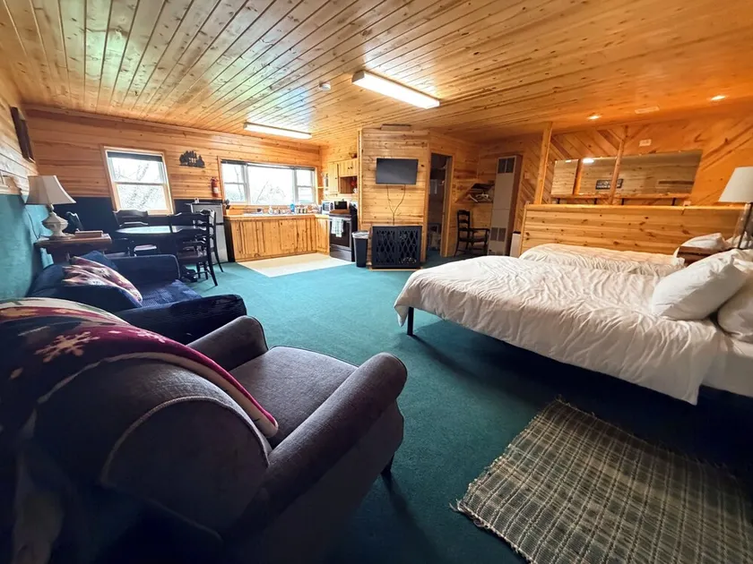 Spacious Studio apartment. Private parking w/garage. - Image 1