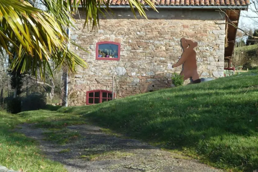 La Tutte de l'Ours, et lyst hus omgivet af natur. - Image 1
