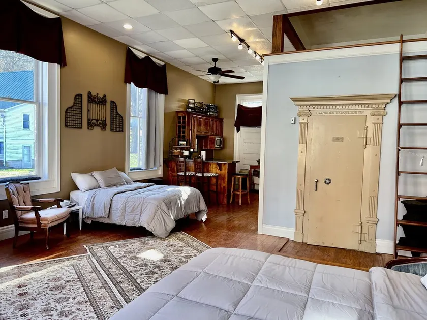 Bank Loft with Original Vault in River Town - Image 1