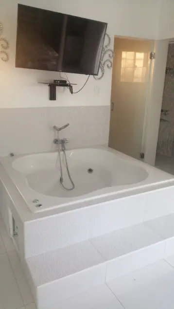 Hermosa Casa con Piscina Cerca de la Playa Caleta - Image 1