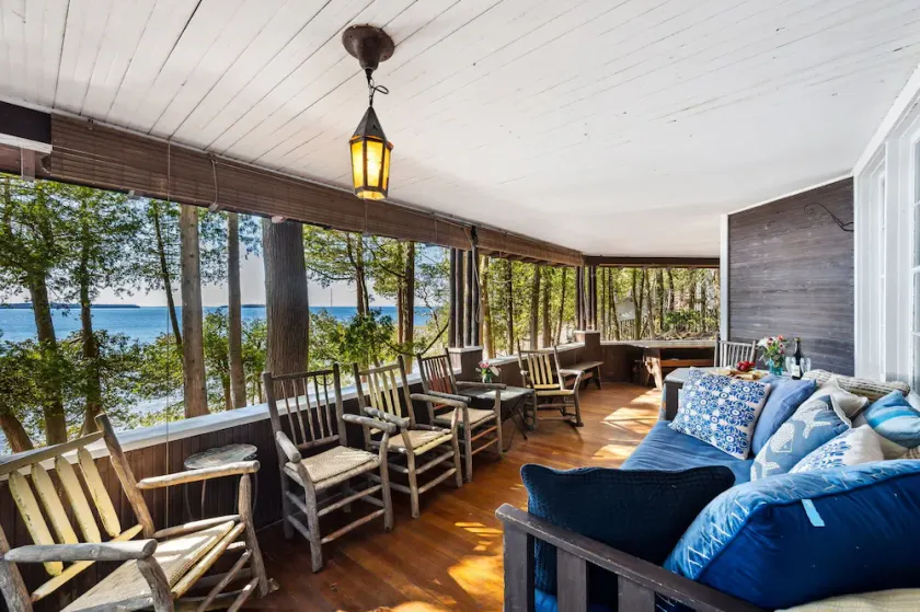 Waterfront Historic Home, utsikt, privat strand, promenad till stan - Image 1