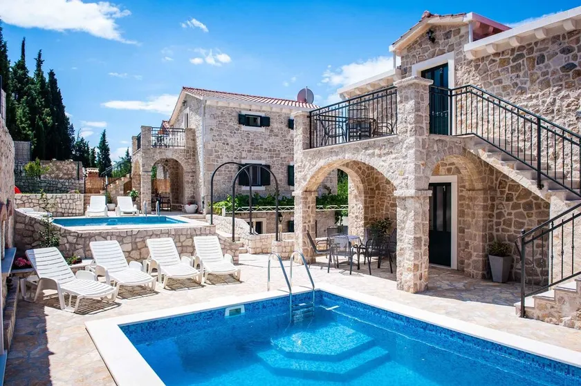 Holiday home for 24 people with 2 outdoor pools - Image 1