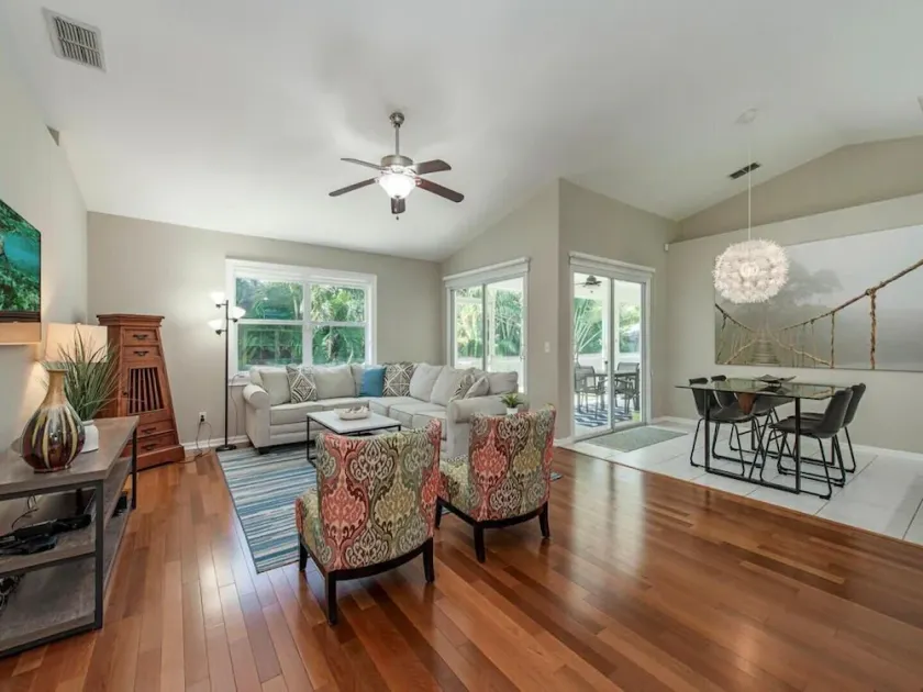 Naples Home Centrally Located Close To Beach & Restaurants - Image 1