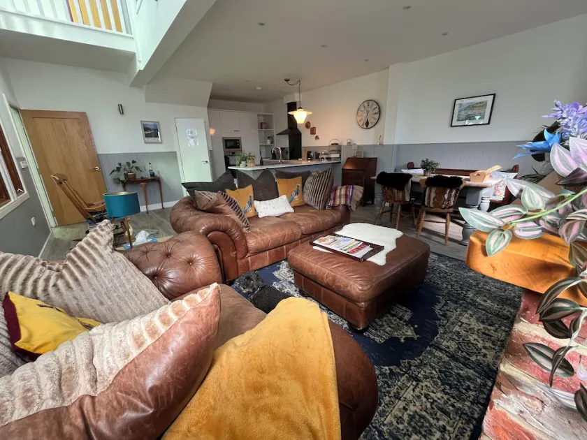 1902 chapel. Family & pet friendly. Parking & garden. - Image 1