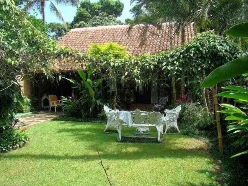 Beautiful beach and lovely garden surrounded by nature, 6 suites, spacious living room, peace and sunshine. - Image 1