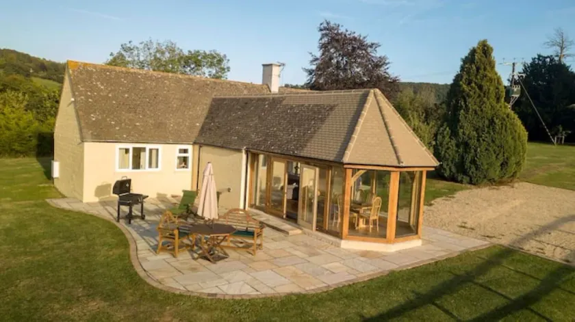 Spacious Family Bungalow with Oak Garden Room - Image 1